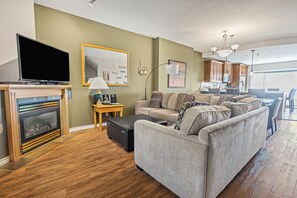 Smart TV, fireplace - Spacious Townhome w/ Hot Tub & Ski in/Out - Great for bigger groups! (Vernon)