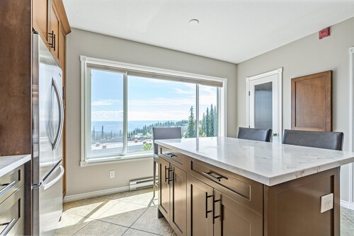 Spacious Townhouse w/ views - Great for bigger groups!