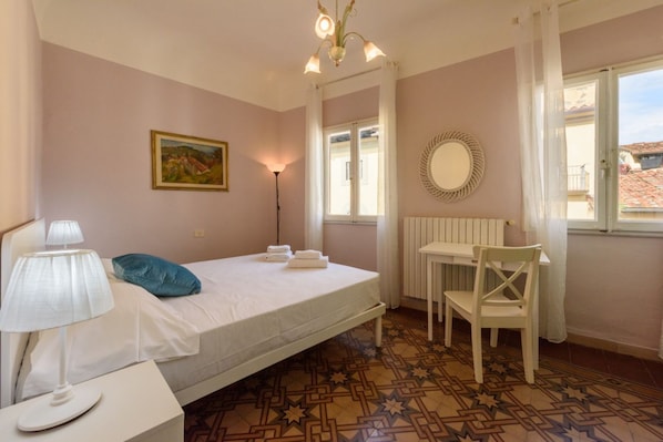 2 habitaciones, tabla de planchar con plancha, wifi y ropa de cama 