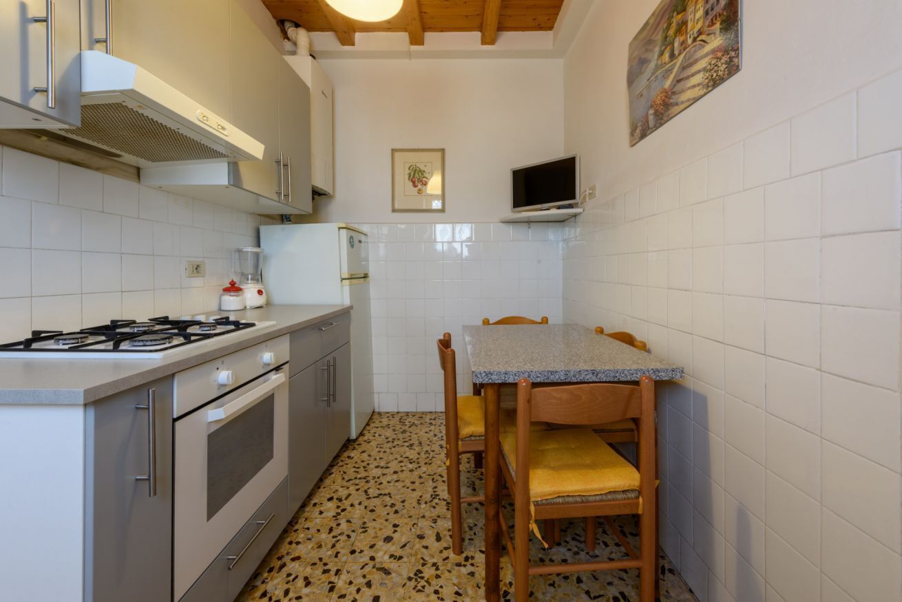 Fridge, oven, stovetop, cookware/dishes/utensils