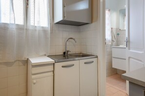 Refrigerador, horno, placa de cocina, utensilios de cocina