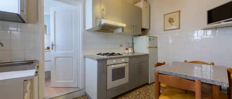 Frigorífic, forn i placa de cuina