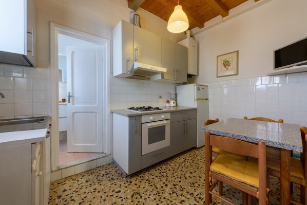 Refrigerador, horno, placa de cocina, utensilios de cocina