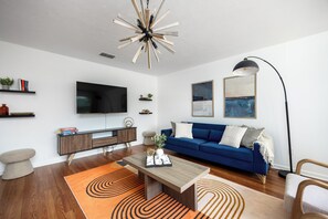 Smart TV, table tennis, books - Charming Home 4BR, Near UF, Firetable, Backyard fence, King Bed, Games, BBQ, Joy (Gainesville)