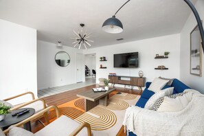 Smart-TV, Tischtennisplatte, Bücher