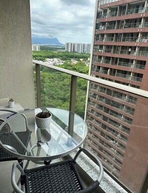 Outdoor dining - Premiere Balcony Suite (Jacarepaguá Rio de Janeiro)