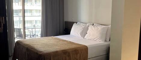 1 間睡房、房內夾萬、書桌、Wi-Fi