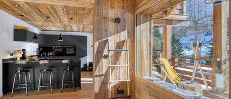 Een koelkast, een microgolfoven, een oven, een vaatwasser