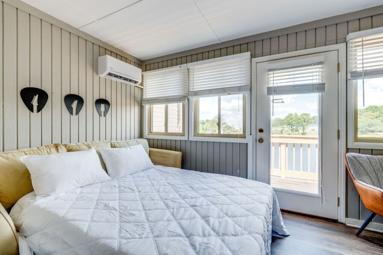 2 bedrooms, desk, iron/ironing board, travel crib