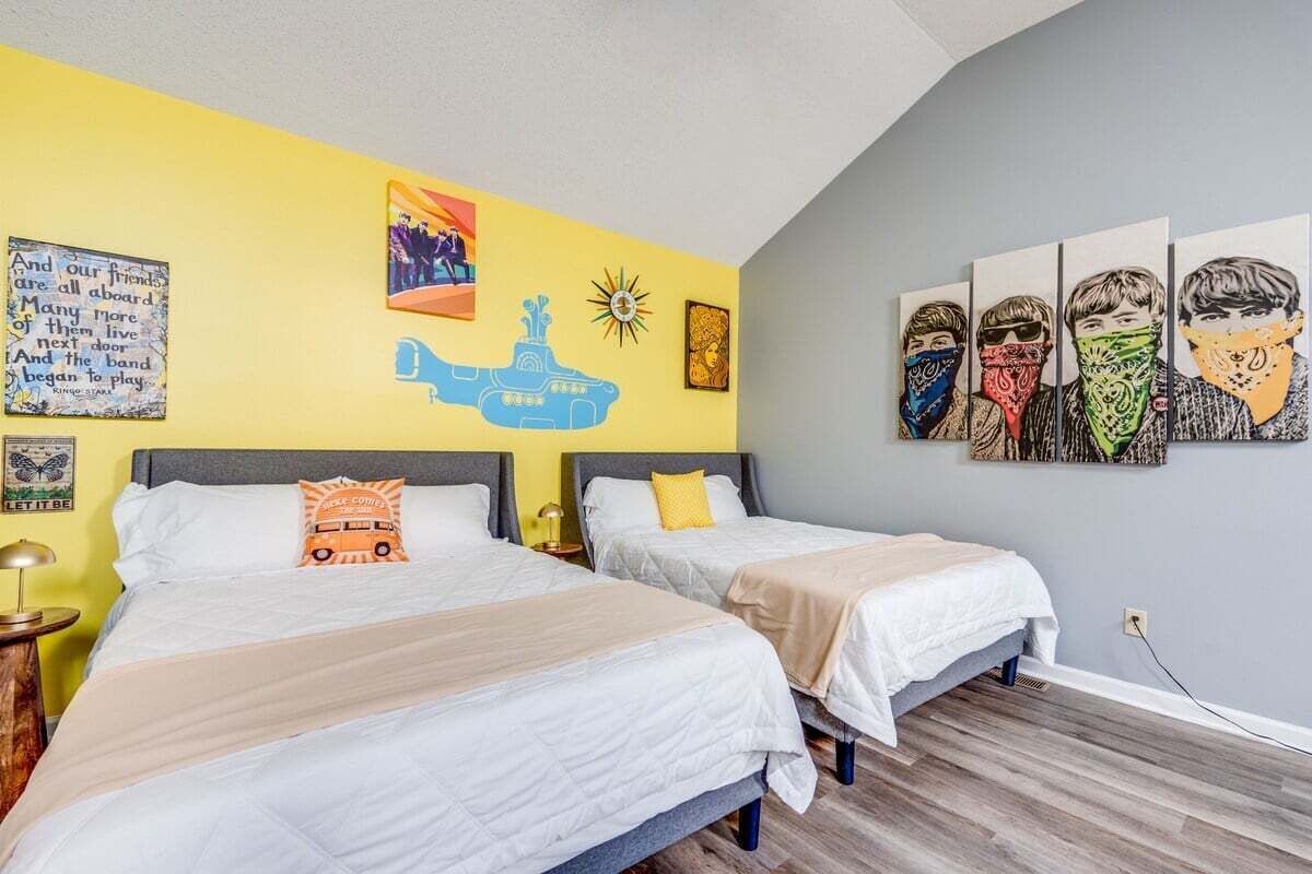 2 makuuhuonetta, työpöytä, silitysrauta/-lauta, vauvan matkasänky