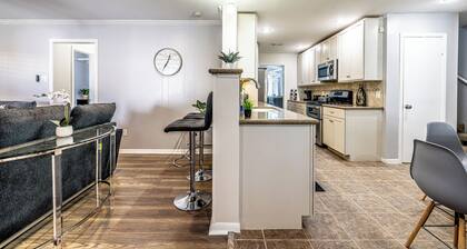 FREE NIGHT! Sleeps 20, Private Pool, Hot Tub