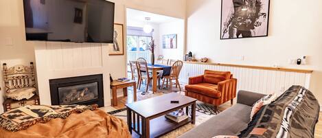 Smart TV, chimenea, tenis de mesa y libros