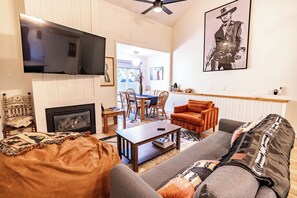 Smart-TV, Kamin, Tischtennisplatte, Bücher