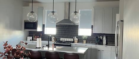 Frigorífic, microones, forn i placa de cuina