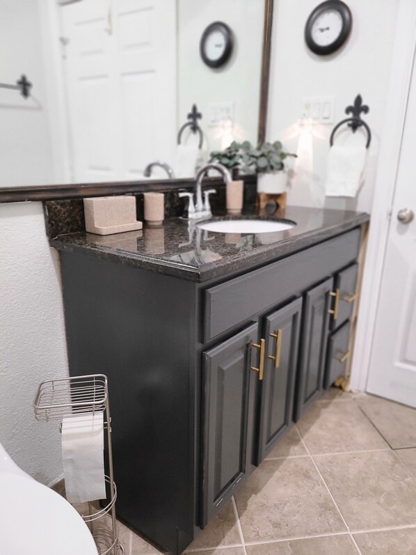 Ducha, secador de pelo, toallas y jabón