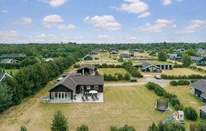 Exterior - 5 bedroom cozy home in Væggerløse (Væggerløse)