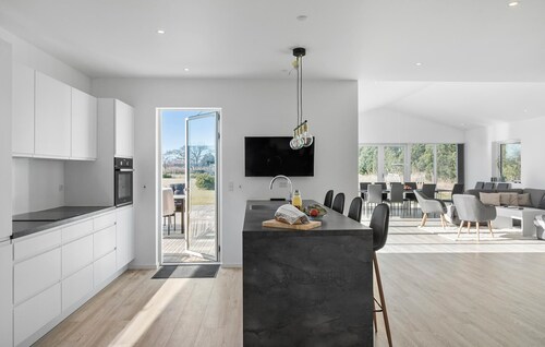 5 bedroom cozy home in Væggerløse