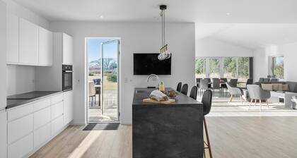 5 bedroom cozy home in Væggerløse