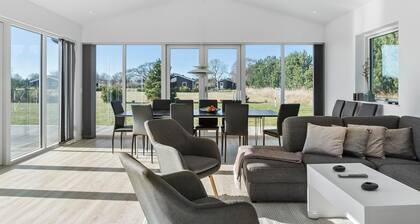 5 bedroom cozy home in Væggerløse