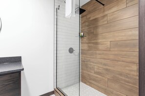 Suite familiale, 1 chambre | Salle de bain | Douche, séchoir à cheveux, serviettes fournies, savon