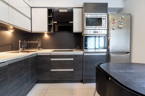 Réfrigérateur, micro-ondes, four, plaque de cuisson