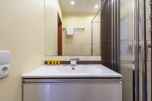 Douche, articles de toilette gratuits, sĂšche-cheveux