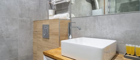 Douche, articles de toilette gratuits, sĂšche-cheveux