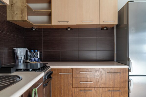 Fridge, oven, stovetop, dishwasher