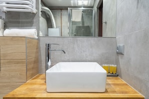 Shower, free toiletries, hair dryer, towels