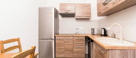 Een koelkast, een microgolfoven, een kookplaat, een vaatwasser