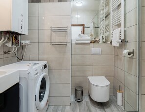 Regadera, amenidades de baño gratuitas, secadora de cabello, toallas 
