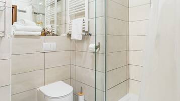 Douche, articles de toilette gratuits, sèche-cheveux
