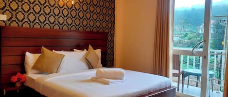 Chambre triple Deluxe, balcon, vue sur la montagne | SystĂšme dâinsonorisation, accĂšs au Wi-Fi (inclus)