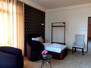 Deluxe-Dreibettzimmer, Balkon, Bergblick | Schallisolierte Zimmer, kostenloses WLAN