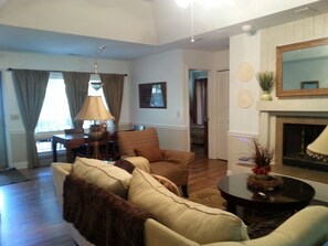 Living area - SNOWBIRDS @ Kiawah Island 3BD, 2BA (Johns Island)