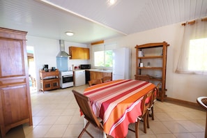 Fridge, microwave, oven, stovetop - Villa Océane by ENJOY VILLAS MOOREA - 8 pax / 4 bedrooms / A.C. front sea (Moorea-Maiao)