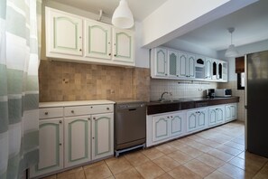 Fridge, microwave, oven, stovetop - Cozy Apartment Near the Stadium (Rabat)