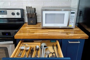 Coffee/tea maker, fridge, microwave, oven - Private heated  pool house with mini golf (Kissimmee)
