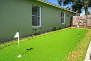 Property grounds - Private heated  pool house with mini golf (Kissimmee)