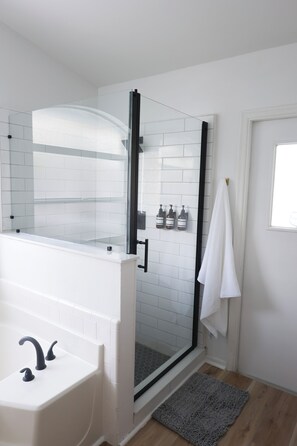 Dusj, hårføner, håndklær og såpe