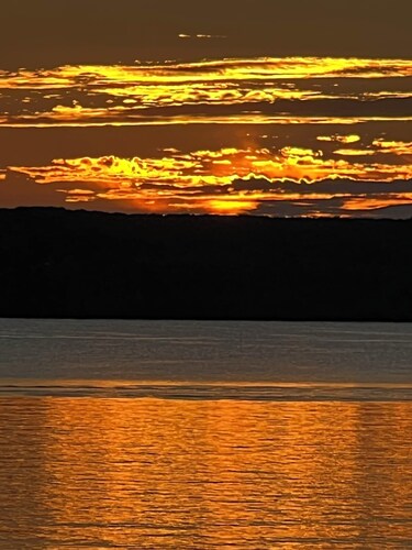 CozyStudio sitting on 2.5 acres on Hubbard Lake with WiFi, AC