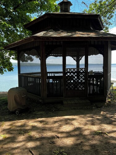 CozyStudio sitting on 2.5 acres on Hubbard Lake with WiFi, AC