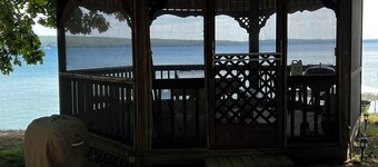 CozyStudio sitting on 2.5 acres on Hubbard Lake with WiFi, AC