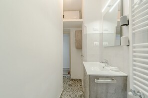 Shower, hair dryer, bidet, towels