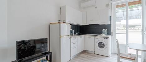 Réfrigérateur, micro-ondes, plaque de cuisson, grille-pain