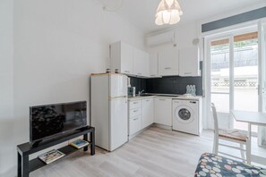 Køleskab, mikrobølgeovn, kogeplade, brødrister