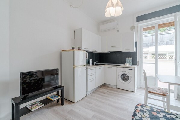 Kühlschrank, Mikrowelle, Herdplatte, Toaster