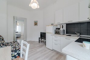 Fridge, microwave, stovetop, electric kettle