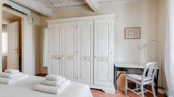 2 habitaciones, tabla de planchar con plancha, wifi y ropa de cama