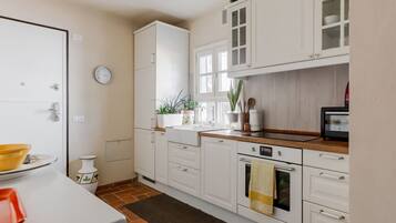 Frigorifero, forno, piano cottura, lavastoviglie